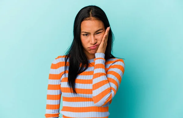 Jonge Venezolaanse Vrouw Geïsoleerd Blauwe Achtergrond Die Zich Verdrietig Duur — Stockfoto