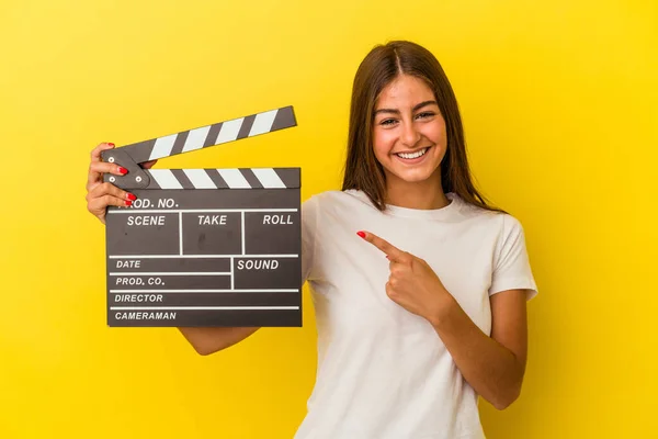 Young Caucasian Woman Holding Clapperboard Isolated White Background Smiling Pointing — Stock Photo, Image