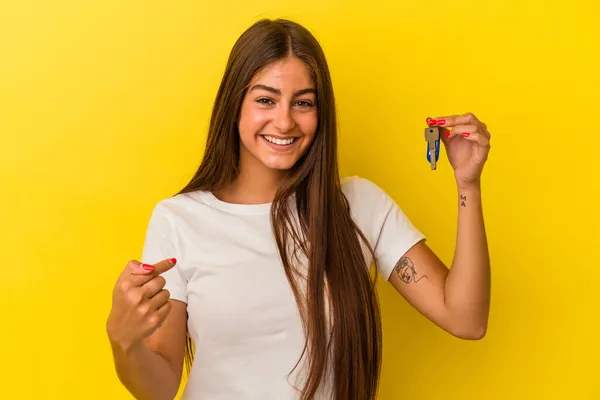 Jeune Femme Caucasienne Tenant Une Maison Clés Isolées Sur Fond — Photo