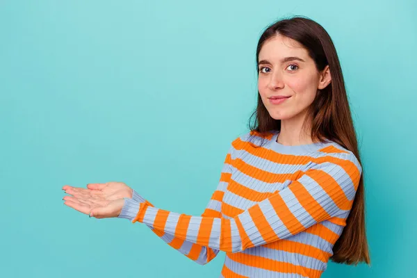 Junge Kaukasische Frau Isoliert Auf Blauem Hintergrund Mit Einem Kopierraum — Stockfoto