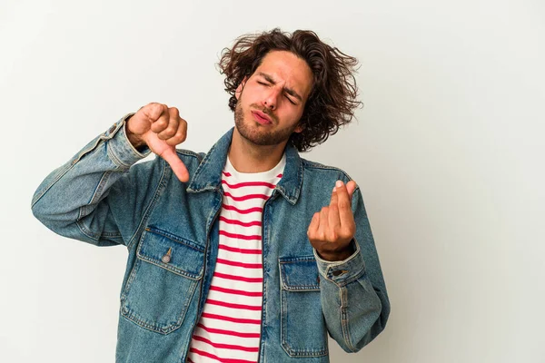 Beyaz arka planda izole genç beyaz adam onun hiç parası olmadığını gösteriyor.