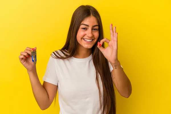 Giovane Donna Caucasica Possesso Una Chiave Casa Isolato Sfondo Giallo — Foto Stock