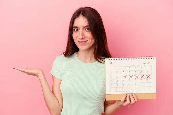 Giovane Donna Caucasica Che Tiene Calendario Isolato Sfondo Rosa Mostrando — Foto Stock