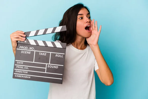 Young Caucasian Woman Holding Clapperboard Isolated Blue Background Shouting Holding — Stock Photo, Image