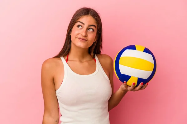 Jovem Caucasiana Segurando Uma Bola Vôlei Isolada Fundo Rosa Sonhando — Fotografia de Stock