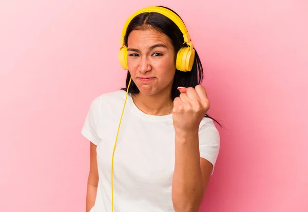 Jovem Venezuelana Ouvindo Música Isolada Fundo Rosa Mostrando Punho Câmera — Fotografia de Stock