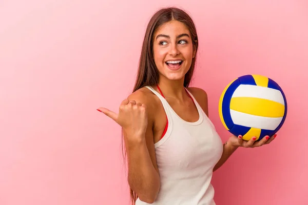 Joven Mujer Caucásica Sosteniendo Una Pelota Voleibol Aislada Puntos Fondo — Foto de Stock