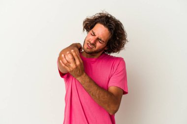 Beyaz arka planda izole edilmiş beyaz tenli genç bir adam kötü bir hareketin ardından acı çekiyor..