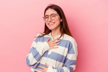 Mutlu bir şekilde güler ve ellerini karnının üstünde tutarak eğlenir..