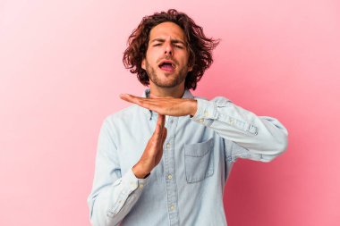 Kafkasyalı genç bir adam pembe fırında izole edilmiş, mola veriyor..