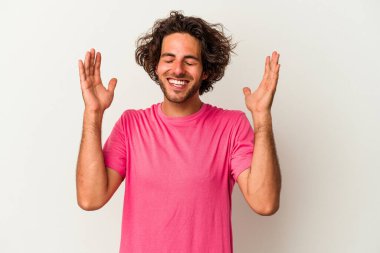 Beyaz arka planda izole edilmiş beyaz bir adam neşeli bir şekilde gülüyor. Mutluluk kavramı.