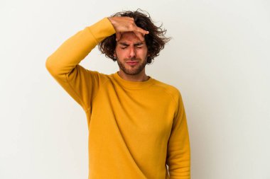 Beyaz arka planda izole edilmiş genç beyaz bir adam tapınaklara dokunuyor ve başı ağrıyor..