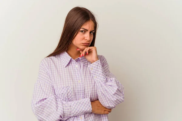 Giovane Donna Caucasica Isolata Sfondo Bianco Che Copre Orecchie Con — Foto Stock