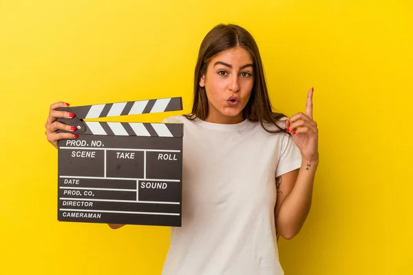 Young Caucasian Woman Holding Clapperboard Isolated White Background Having Some — Stock Photo, Image