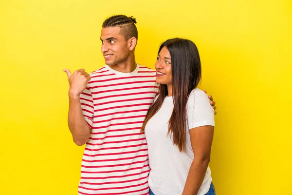 Jovem Casal Latino Isolado Pontos Fundo Amarelo Com Dedo Polegar — Fotografia de Stock