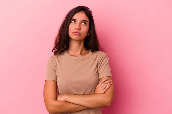 Jeune Femme Caucasienne Isolée Sur Fond Rose Fatiguée Une Tâche — Photo