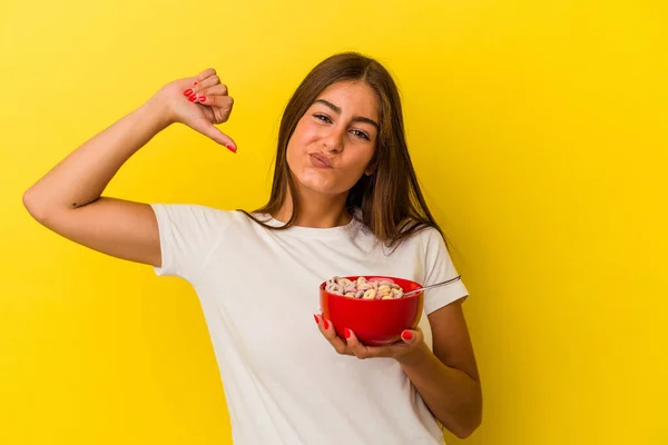 Jovem Caucasiana Segurando Cereais Isolados Fundo Amarelo Sente Orgulhoso Auto — Fotografia de Stock