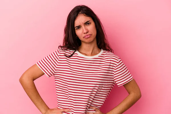 Giovane Donna Caucasica Isolata Sfondo Rosa Triste Faccia Seria Sentirsi — Foto Stock