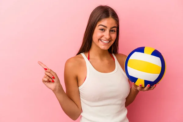 Jovem Caucasiana Segurando Uma Bola Vôlei Isolada Fundo Rosa Sorrindo — Fotografia de Stock