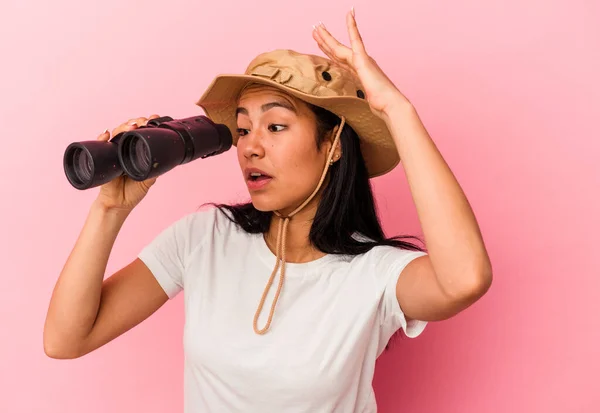 Junge Mischlingsforscherin Mit Fernglas Isoliert Auf Rosa Hintergrund — Stockfoto