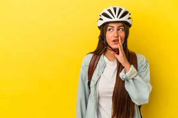 Νεαρή Φοιτήτρια Καυκάσιος Γυναίκα Φορώντας Ένα Κράνος Ποδηλάτου Απομονωμένη Κίτρινο — Φωτογραφία Αρχείου
