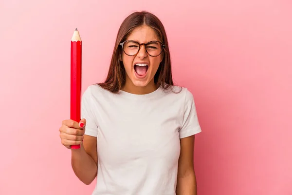 Ung Kaukasisk Kvinna Håller Stor Penna Isolerad Rosa Bakgrund Skriker — Stockfoto