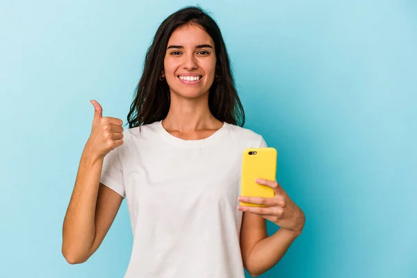 Ung Kaukasiska Kvinna Som Håller Mobiltelefon Isolerad Blå Bakgrund Ler — Stockfoto