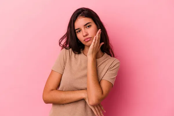 Giovane Donna Caucasica Isolata Sfondo Rosa Che Annoia Stanca Bisogno — Foto Stock