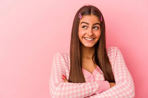 Junge Kaukasische Frau Isoliert Auf Rosa Hintergrund Lächelt Selbstbewusst Mit — Stockfoto