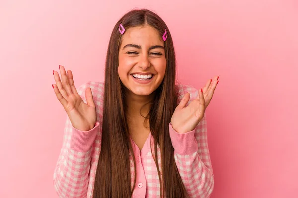 Jonge Blanke Vrouw Geïsoleerd Roze Achtergrond Vrolijk Lachen Veel Geluksconcept — Stockfoto