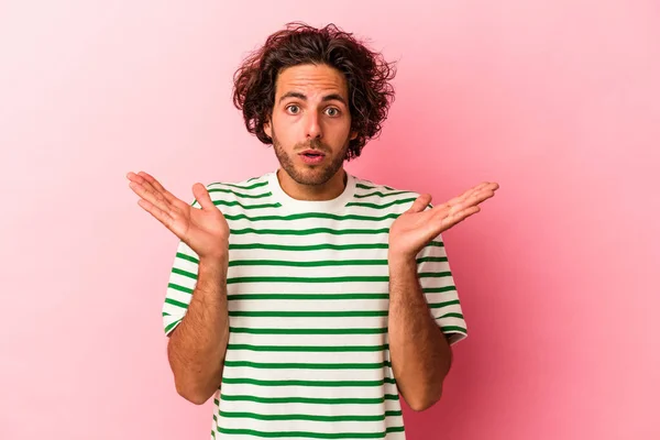 Young Caucasian Man Isolated Pink Bakcground Surprised Shocked — Stock Photo, Image