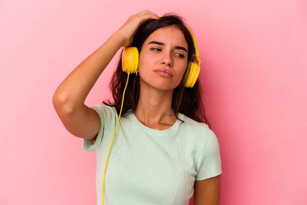 Giovane Donna Caucasica Ascoltare Musica Isolata Sfondo Rosa Essere Scioccata — Foto Stock