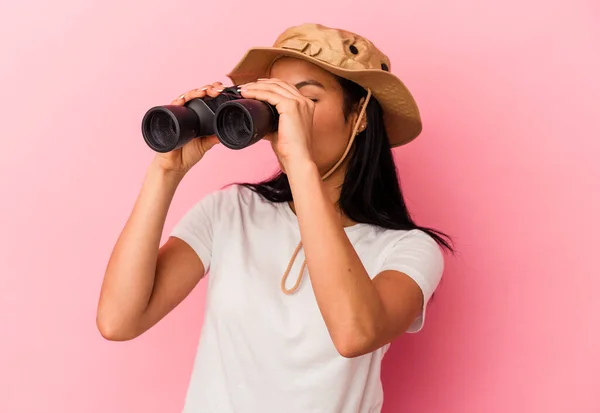 Junge Mischlingsforscherin Mit Fernglas Isoliert Auf Rosa Hintergrund — Stockfoto
