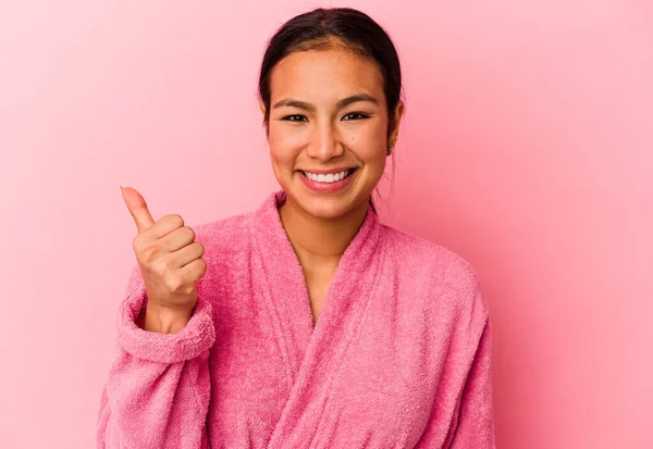 Joven Venezolana Con Una Bata Aislada Sobre Fondo Rosa Sonriendo —  Fotos de Stock