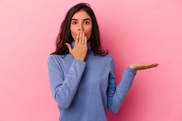 Joven Mujer Caucásica Aislada Sobre Fondo Rosa Impresionado Sosteniendo Espacio — Foto de Stock