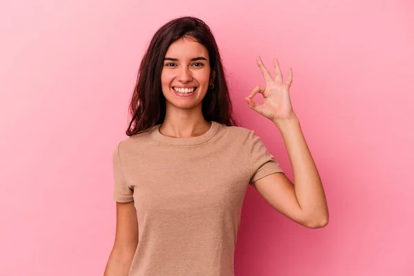 若いですCaucasian女性隔離上のピンクの背景陽気で自信を持ってショーOkジェスチャー — ストック写真