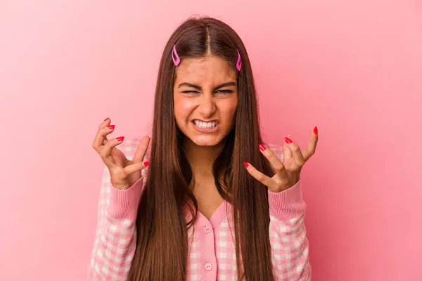 Jonge Kaukasische Vrouw Geïsoleerd Roze Achtergrond Boos Schreeuwen Met Gespannen — Stockfoto