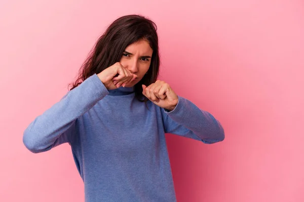 Jeune Femme Caucasienne Isolée Sur Fond Rose Jetant Coup Poing — Photo