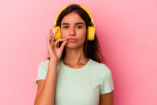 Giovane Donna Caucasica Ascoltare Musica Isolata Sfondo Rosa Con Dita — Foto Stock