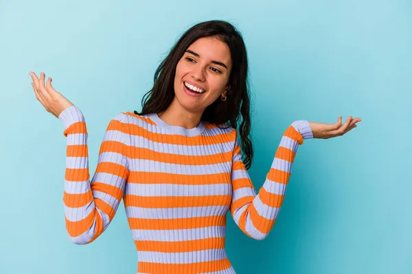 Mulher Caucasiana Jovem Isolado Fundo Azul Alegre Rindo Muito Conceito — Fotografia de Stock