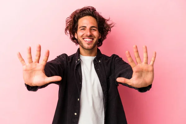 Young Caucasian Man Isolated Pink Bakcground Showing Number Ten Hands — Stock Photo, Image