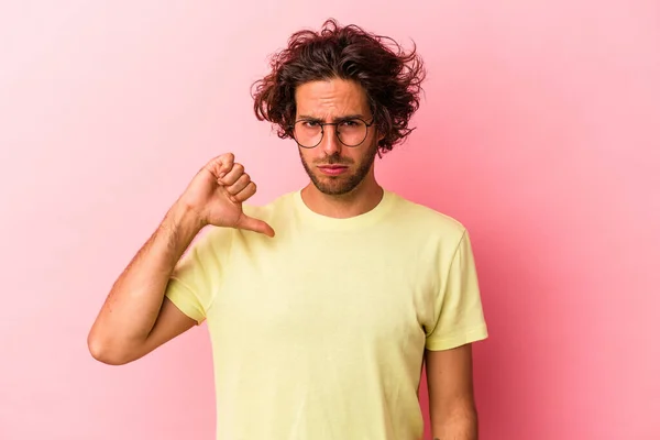 Jonge Blanke Man Geïsoleerd Roze Bakcground Met Duim Naar Beneden — Stockfoto