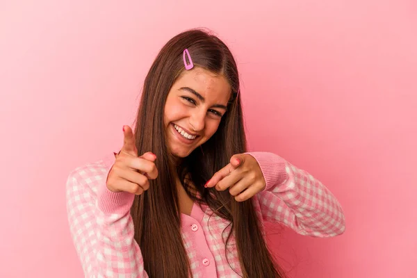 Joven Mujer Caucásica Aislada Sobre Fondo Rosa Sonrisas Alegres Apuntando — Foto de Stock
