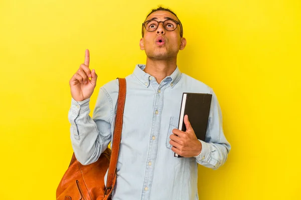 Jonge Venezuelan Student Man Geïsoleerd Gele Achtergrond Wijzend Ondersteboven Met — Stockfoto