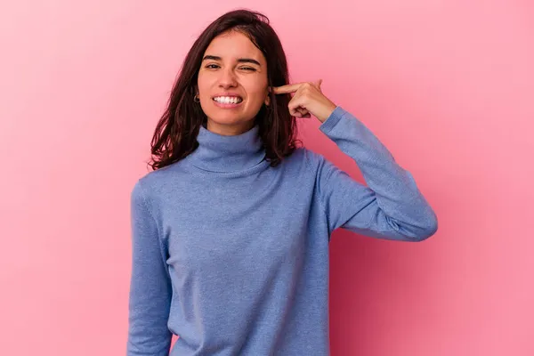 Giovane Donna Caucasica Isolata Sfondo Rosa Che Copre Orecchie Con — Foto Stock