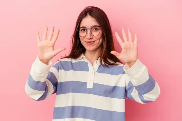 Mujer Joven Caucásica Aislada Sobre Fondo Rosa Mostrando Número Diez —  Fotos de Stock