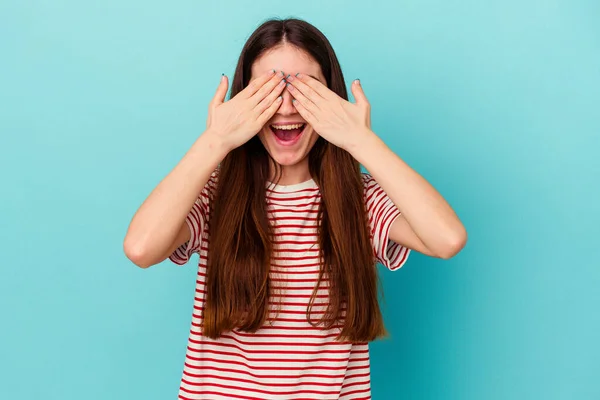 Junge Kaukasische Frau Isoliert Auf Blauem Hintergrund Bedeckt Augen Mit — Stockfoto