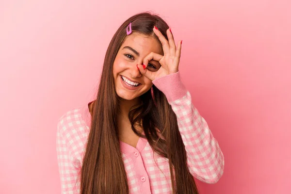 Jonge Kaukasische Vrouw Geïsoleerd Roze Achtergrond Opgewonden Houden Gebaar Oog — Stockfoto