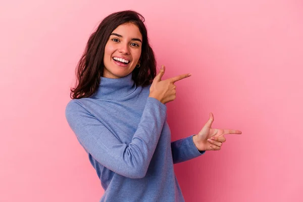 Giovane Donna Caucasica Isolato Sfondo Rosa Eccitato Indicando Con Indici — Foto Stock