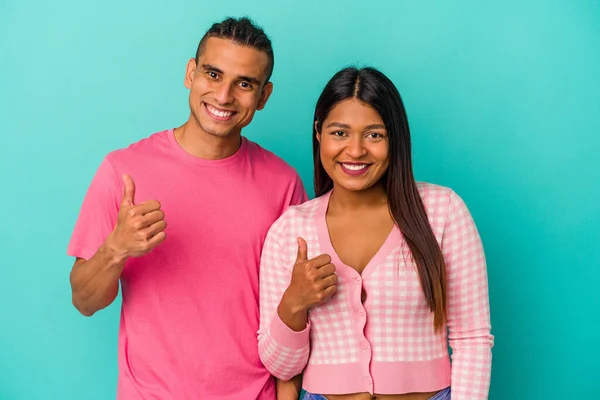 Jong Latijn Paar Geïsoleerd Blauwe Achtergrond Glimlachen Heffen Duim Omhoog — Stockfoto